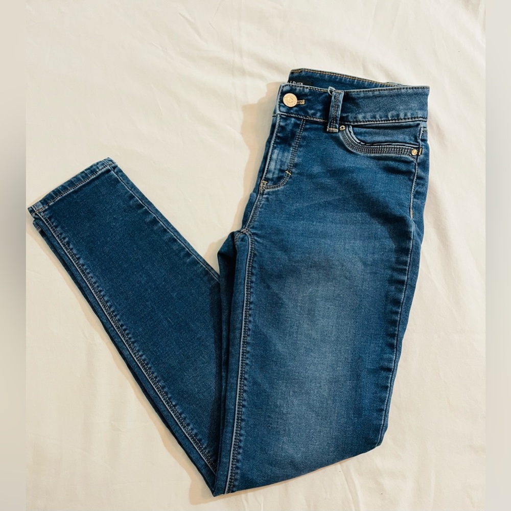 White House black market skinny leg 0 regular. Like new.